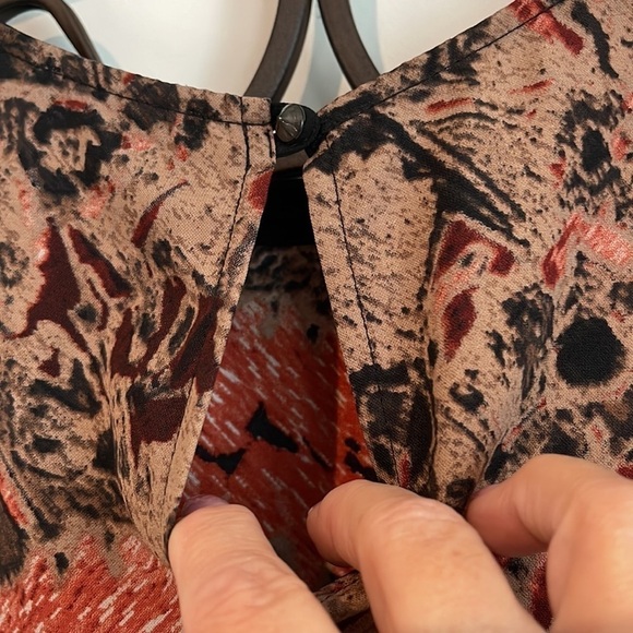 ASTR SLEEVELESS SILKY TANK ABSTRACT BLOUSE SIZE MEDIUM - Picture 10 of 10